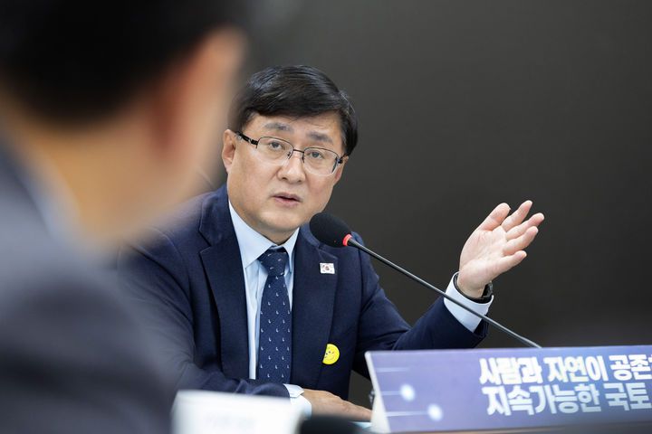 [서울=뉴시스] 조성우 기자 = 김성환 기후에너지환경부 장관이 14일 세종시 정부세종청사에서 열린 기상청과 기상청 산하기관 업무보고를 주재하고 있다. (사진=기후에너지환경부 제공) 2026.01.14. photo@newsis.com *재판매 및 DB 금지