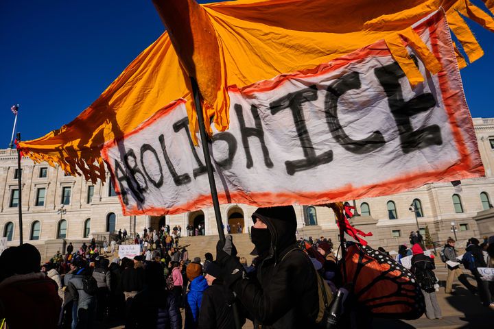 [세인트폴=AP/뉴시스] 지난 14일(현지 시간) 미 미네소타주 세인트폴 의사당 앞에서 시위대가 이민세관단속국(ICE) 요원의 총격으로 사망한 르네 굿 사건에 항의하고 있다. 2026.01.21.