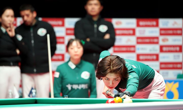 [서울=뉴시스] 팀리그 준플레이오프(준PO·3전2선승제) 1차전 여자 단식, 여자 복식에서 모두 패배한 하나카드 김가영. (사진=PBA 제공). 2026.01.14. *재판매 및 DB 금지