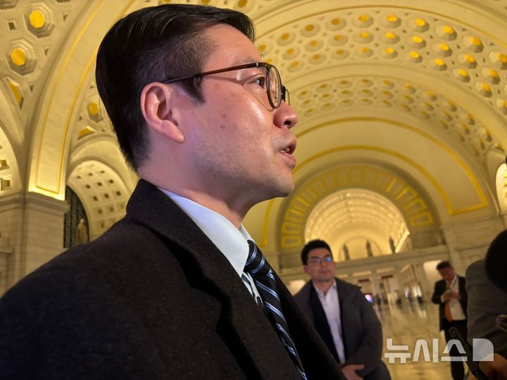 [워싱턴=뉴시스]이윤희 특파원 = 여한구 산업통상자원부 통상교섭본부장이 14일(현지 시간) 미국 워싱턴DC 유니언스테이션에서 특파원들과 만나 발언하고 있따. 2026.01.15.