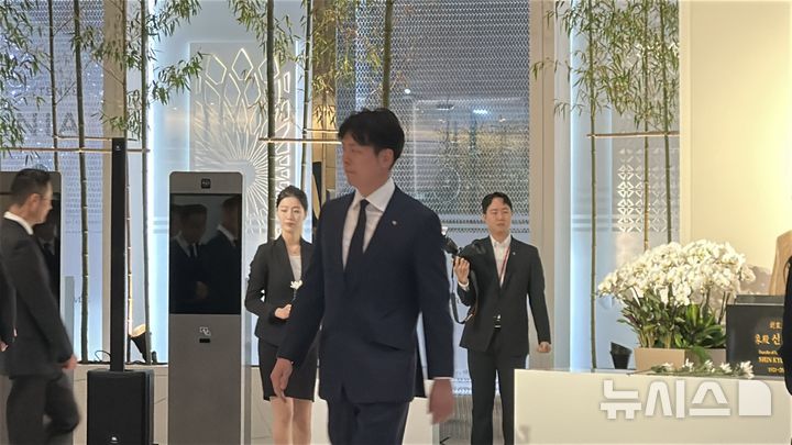 [서울=뉴시스] 이혜원 기자 = 신유열 롯데그룹 부사장이 15일 오전 서울 송파구 롯데월드타워에서 열린 신격호 롯데그룹 창업주 6주기 추모식 참석해 헌화한 뒤 자리로 돌아가고 있다. 2026.01.15.march11@newsis.com