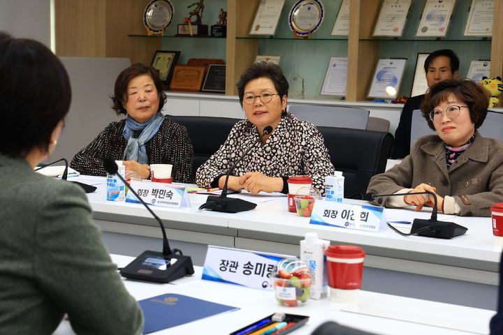 [세종=뉴시스] 농림축산식품부는 송미령 장관이 이날 전북 익산시 소재 원광대학교병원을 방문해 여성농업인 단체장 간담회를 개최했다고 전했다. (사진=농식품부 제공) 2026.01.15. photo@newsis.com *재판매 및 DB 금지