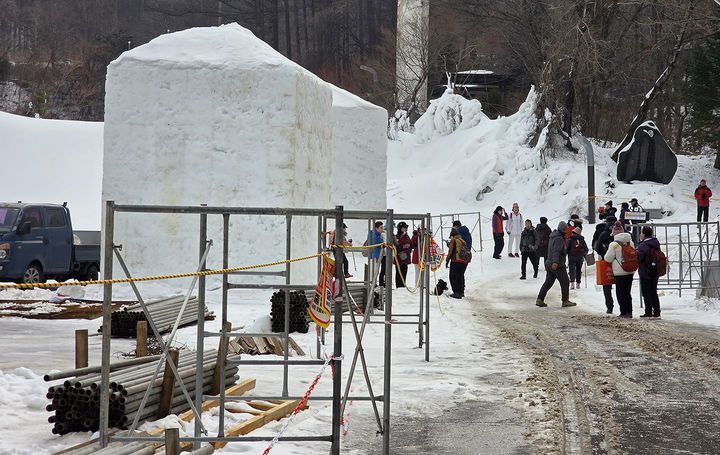 15일 태백산국립공원을 찾은 관광객들이 당골광장에 설치된 대형 눈다짐 형틀 인근을 지나치고 있다.(사진=뉴시스) *재판매 및 DB 금지