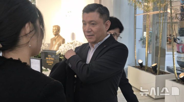 [서울=뉴시스] 이명동 기자 = 김홍철 코리아세븐 대표이사가 15일 서울 송파구 롯데월드타워에서 열린 2026 상반기 롯데 VCM(Value Creation Meeting·옛 사장단 회의)에 참석하고 있다. 2026.01.15. ddingdong@newsis.com