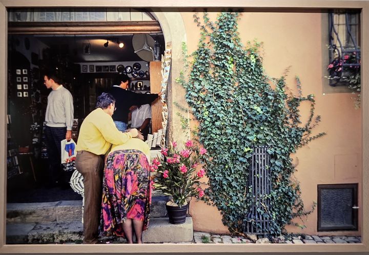 [사진=박현주 미술전문기자] 박용만 사진전. 말없이 지나간 뒷모습, 치마와 분홍 꽃이 사진에 유머와 온기를 더한다. *재판매 및 DB 금지