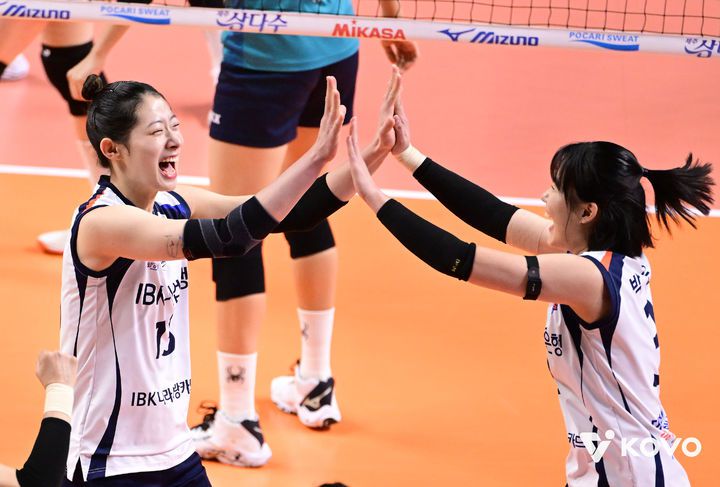 [서울=뉴시스] 여자 프로배구 IBK기업은행 최정민(왼쪽)과 박은서가 15일 서울 장충체육관에서 열린 진에어 2025~2026 V-리그 여자부 GS칼텍스와의 경기에서 득점에 성공한 뒤 기뻐하고 있다. (사진=KOVO 제공) 2026.01.15.