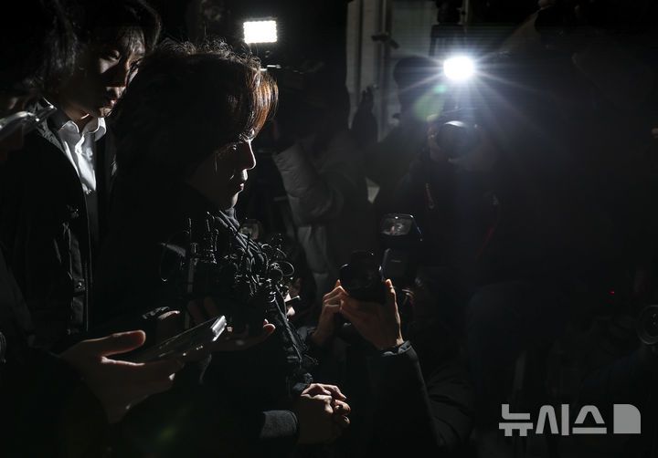 [서울=뉴시스] 김근수 기자 = 공천 헌금 의혹을 받는 김경 서울시의원이 15일 오전 서울 마포구 공공범죄수사대에서 경찰 조사를 받기위해 출석하고 있다. 2026.01.15. ks@newsis.com