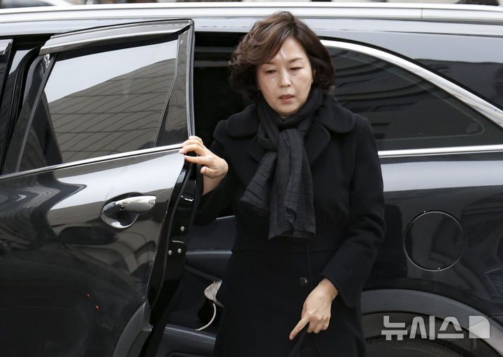 [서울=뉴시스] 김근수 기자 = 공천 헌금 의혹을 받는 김경 서울시의원이 15일 오전 서울 마포구 공공범죄수사대에서 경찰 조사를 받기위해 출석하고 있다. 2026.01.15. ks@newsis.com