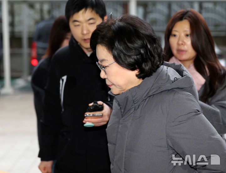 [서울=뉴시스] 배훈식 기자 = 이혜훈 기획예산처 장관 후보자가 15일 오전 서울 중구 예금보험공사에 마련된 인사청문회 준비 사무실로 출근하고 있다. 2026.01.15. dahora83@newsis.com