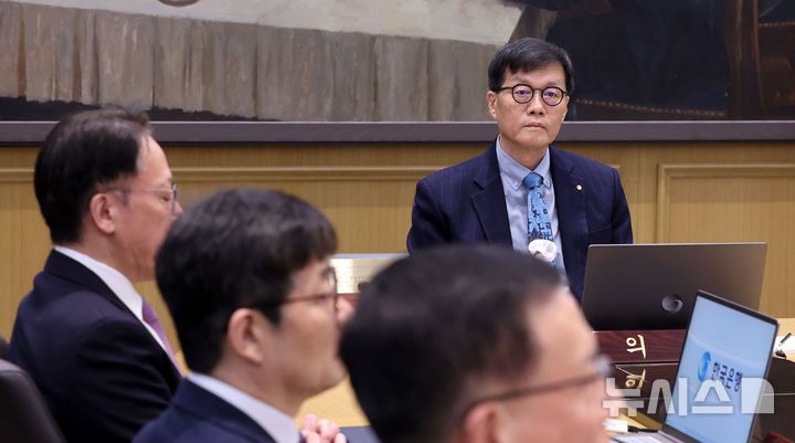 [서울=뉴시스] 박주성 기자 = 이창용 한국은행 총재가 15일 오전 서울 중구 한국은행 본관에서 열린 금융통화위원회 본회의를 주재하고 있다. (공동취재). 2026.01.15. photo@newsis.com