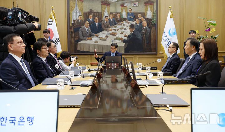 [서울=뉴시스] 박주성 기자 = 이창용 한국은행 총재가 15일 오전 서울 중구 한국은행 본관에서 열린 금융통화위원회 본회의에서 의사봉을 두드리고 있다. (공동취재). 2026.01.15. photo@newsis.com