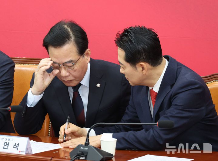 [서울=뉴시스] 김금보 기자 = 국민의힘 장동혁 대표와 송언석 원내대표가 15일 오전 서울 여의도 국회에서 열린 최고위원회의에서 논의를 하고 있다. 2026.01.15. kgb@newsis.com