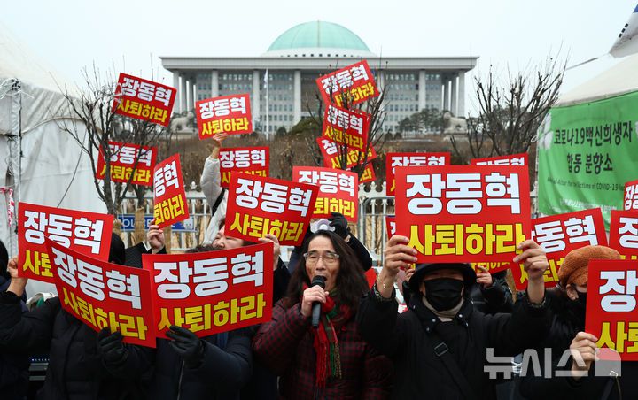 [서울=뉴시스] 김명년 기자 = 한동훈 전 국민의힘 대표 지지자들이 15일 오전 서울 여의도 국회 앞에서 한 전 대표 제명 철회 및 장동혁 대표 사퇴를 촉구하는 기자회견을 열고 구호를 외치고 있다. 2026.01.15. kmn@newsis.com