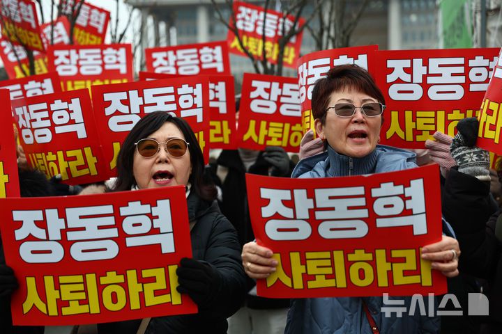 [서울=뉴시스] 김명년 기자 = 한동훈 전 국민의힘 대표 지지자들이 15일 오전 서울 여의도 국회 앞에서 한 전 대표 제명 철회 및 장동혁 대표 사퇴를 촉구하는 기자회견을 열고 구호를 외치고 있다. 2026.01.15. kmn@newsis.com