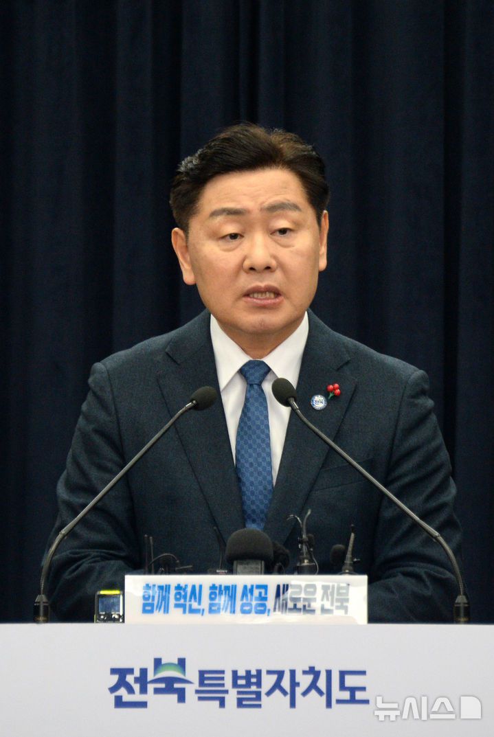 [전주=뉴시스] 김얼 기자 = 김관영 전북특별자치도지사가 15일 전북 전주시 전북특별자치도청 기자회견장에서 '완주-전주 통합과 관련한 도정 현안' 기자회견을 열고 질의에 답변하고 있다. 2026.01.15. pmkeul@newsis.com