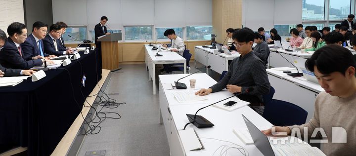 [세종=뉴시스] 강종민 기자 = 조만희 재정경제부 세제실장이 지난 15일 세종시 정부세종청사에서 '2025년 세법개정 후속 시행령' 주요내용을 발표하고 있다. 2026.01.16. ppkjm@newsis.com