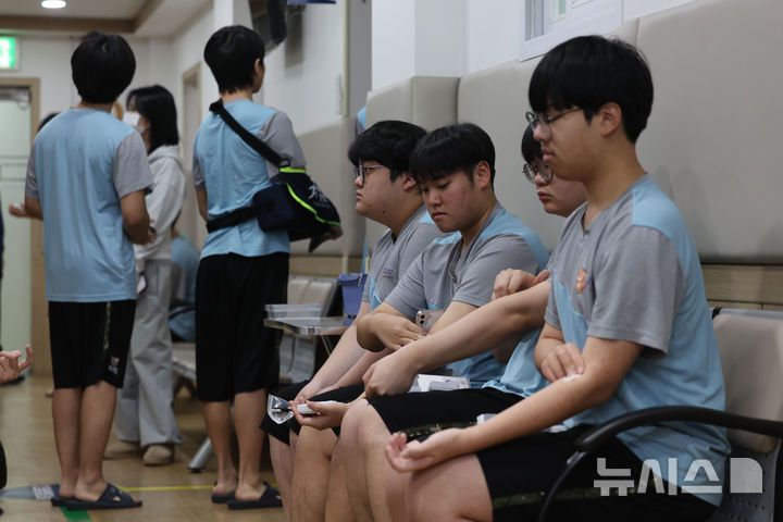 [서울=뉴시스] 권창회 기자 = 15일 오전 서울 영등포구 서울지방병무청  제1병역판정검사장에서 열린 2026년도 병역판정검사에서 대상자들이 혈액 검사를 받고 있다. 2025.01.15. kch0523@newsis.com