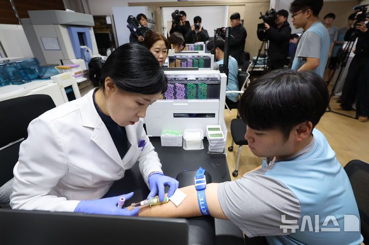 [서울=뉴시스] 권창회 기자 = 15일 오전 서울 영등포구 서울지방병무청  제1병역판정검사장에서 열린 2026년도 병역판정검사에서 대상자들이 혈액 검사를 받고 있다. 2025.01.15. kch0523@newsis.com