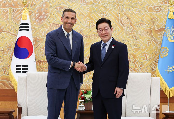 [서울=뉴시스] 고범준 기자 = 이재명 대통령이 15일 청와대 본관에서 아랍에미리트(UAE)의 칼둔 칼리파 알 무바라크 아부다비행정청장 접견에 앞서 기념촬영을 하고 있다. (청와대통신사진기자단) 2026.01.15. bjko@newsis.com