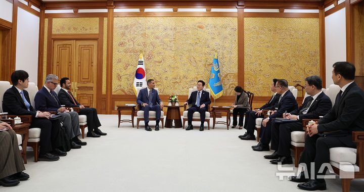 [서울=뉴시스] 고범준 기자 = 이재명 대통령이 15일 청와대 본관에서 아랍에미리트(UAE)의 칼둔 칼리파 알 무바라크 아부다비행정청장 접견을 하고 있다. (청와대통신사진기자단) 2026.01.15. bjko@newsis.com