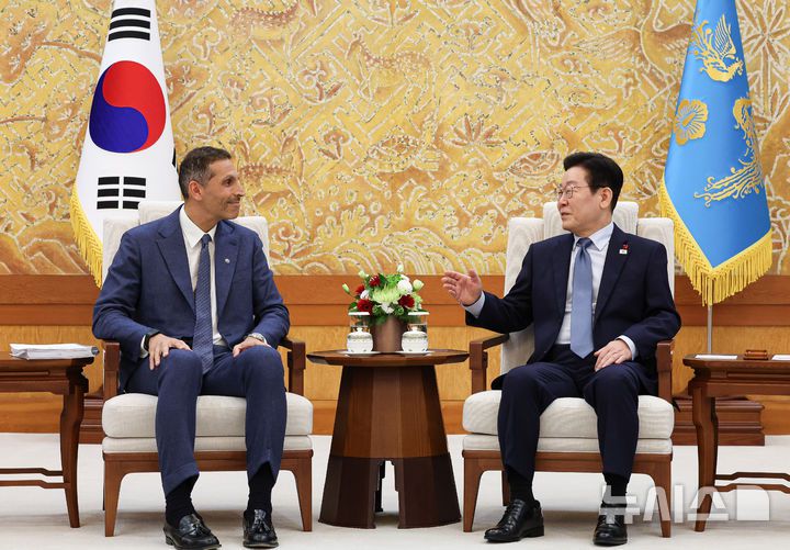 [서울=뉴시스] 고범준 기자 = 이재명 대통령이 15일 청와대 본관에서 아랍에미리트(UAE)의 칼둔 칼리파 알 무바라크 아부다비행정청장 접견을 하고 있다. (청와대통신사진기자단) 2026.01.15. bjko@newsis.com