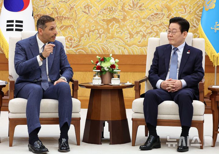 [서울=뉴시스] 고범준 기자 = 이재명 대통령이 15일 청와대 본관에서 아랍에미리트(UAE)의 칼둔 칼리파 알 무바라크 아부다비행정청장 접견을 하고 있다. (청와대통신사진기자단) 2026.01.15. bjko@newsis.com