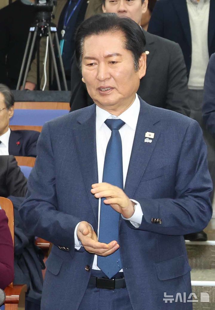 [서울=뉴시스] 조성봉 기자 = 정청래 더불어민주당 대표가 15일 오후 서울 여의도 국회에서 열린 의원총회에 참석하고 있다. 2026.01.15. suncho21@newsis.com