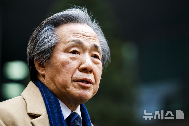 [서울=뉴시스] 정병혁 기자 = 정기석 국민건강보험공단 이사장이 15일 서울 서초구 서울고등법원에서 열린 국민건강보험공단의 KT&G, 한국필립모리스, BAT코리아를 상대로 낸 손해배상청구 소송 항소심 선고기일을 마친 뒤 나와 입장을 밝히고 있다. 2026.01.15. jhope@newsis.com