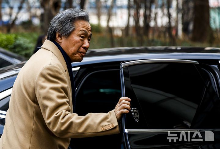 [서울=뉴시스] 정병혁 기자 = 정기석 국민건강보험공단 이사장이 15일 서울 서초구 서울고등법원에서 열린 국민건강보험공단의 KT&G, 한국필립모리스, BAT코리아를 상대로 낸 손해배상청구 소송 항소심 선고기일을 마친 뒤 차량에 탑승하고 있다.서울고법 민사6-1부(부장판사 박해빈·권순민·이경훈)는 15일 건보공단이 담배 제조사 KT&G와 한국필립모리스, 브리티시아메리칸토바코(BAT)코리아를 상대로 제기한 손해배상 청구 소송 항소심에서 원고 패소로 판결했다.2026.01.15. jhope@newsis.com