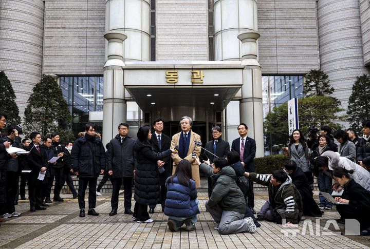 [서울=뉴시스] 정병혁 기자 = 정기석 국민건강보험공단 이사장이 15일 서울 서초구 서울고등법원에서 열린 국민건강보험공단의 KT&G, 한국필립모리스, BAT코리아를 상대로 낸 손해배상청구 소송 항소심 선고기일을 마친 뒤 나와 입장을 밝히고 있다. 서울고법 민사6-1부(부장판사 박해빈·권순민·이경훈)는 15일 건보공단이 담배 제조사 KT&G와 한국필립모리스, 브리티시아메리칸토바코(BAT)코리아를 상대로 제기한 손해배상 청구 소송 항소심에서 원고 패소로 판결했다.2026.01.15. jhope@newsis.com