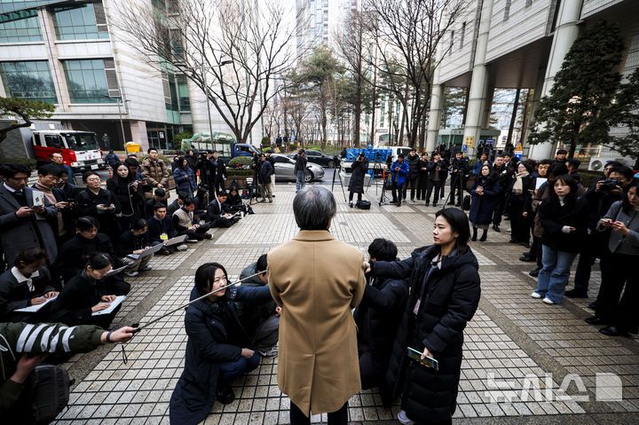 [서울=뉴시스] 정병혁 기자 = 정기석 국민건강보험공단 이사장이 15일 서울 서초구 서울고등법원에서 열린 국민건강보험공단의 KT&G, 한국필립모리스, BAT코리아를 상대로 낸 손해배상청구 소송 항소심 선고기일을 마친 뒤 나와 입장을 밝히고 있다. 서울고법 민사6-1부(부장판사 박해빈·권순민·이경훈)는 15일 건보공단이 담배 제조사 KT&G와 한국필립모리스, 브리티시아메리칸토바코(BAT)코리아를 상대로 제기한 손해배상 청구 소송 항소심에서 원고 패소로 판결했다.2026.01.15. jhope@newsis.com