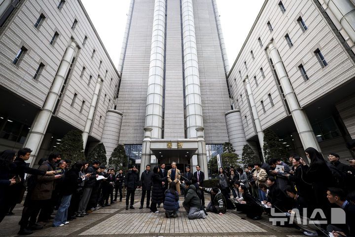 [서울=뉴시스] 정병혁 기자 = 정기석 국민건강보험공단 이사장이 15일 서울 서초구 서울고등법원에서 열린 국민건강보험공단의 KT&G, 한국필립모리스, BAT코리아를 상대로 낸 손해배상청구 소송 항소심 선고기일을 마친 뒤 나와 입장을 밝히고 있다. 서울고법 민사6-1부(부장판사 박해빈·권순민·이경훈)는 15일 건보공단이 담배 제조사 KT&G와 한국필립모리스, 브리티시아메리칸토바코(BAT)코리아를 상대로 제기한 손해배상 청구 소송 항소심에서 원고 패소로 판결했다.2026.01.15. jhope@newsis.com