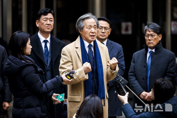 [서울=뉴시스] 정병혁 기자 = 정기석 국민건강보험공단 이사장이 15일 서울 서초구 서울고등법원에서 열린 국민건강보험공단의 KT&G, 한국필립모리스, BAT코리아를 상대로 낸 손해배상청구 소송 항소심 선고기일을 마친 뒤 나와 입장을 밝히고 있다. 서울고법 민사6-1부(부장판사 박해빈·권순민·이경훈)는 15일 건보공단이 담배 제조사 KT&G와 한국필립모리스, 브리티시아메리칸토바코(BAT)코리아를 상대로 제기한 손해배상 청구 소송 항소심에서 원고 패소로 판결했다.2026.01.15. jhope@newsis.com