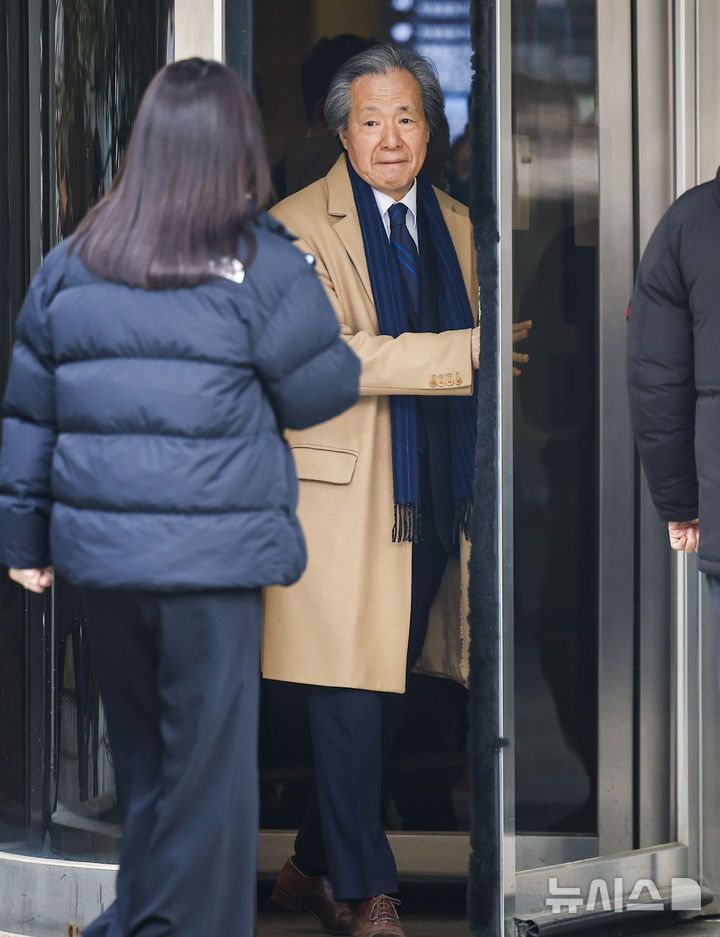 [서울=뉴시스] 정병혁 기자 = 정기석 국민건강보험공단 이사장이 15일 서울 서초구 서울고등법원에서 열린 국민건강보험공단의 KT&G, 한국필립모리스, BAT코리아를 상대로 낸 손해배상청구 소송 항소심 선고기일을 마친 뒤 법원을 나오고 있다.서울고법 민사6-1부(부장판사 박해빈·권순민·이경훈)는 15일 건보공단이 담배 제조사 KT&G와 한국필립모리스, 브리티시아메리칸토바코(BAT)코리아를 상대로 제기한 손해배상 청구 소송 항소심에서 원고 패소로 판결했다.2026.01.15. jhope@newsis.com