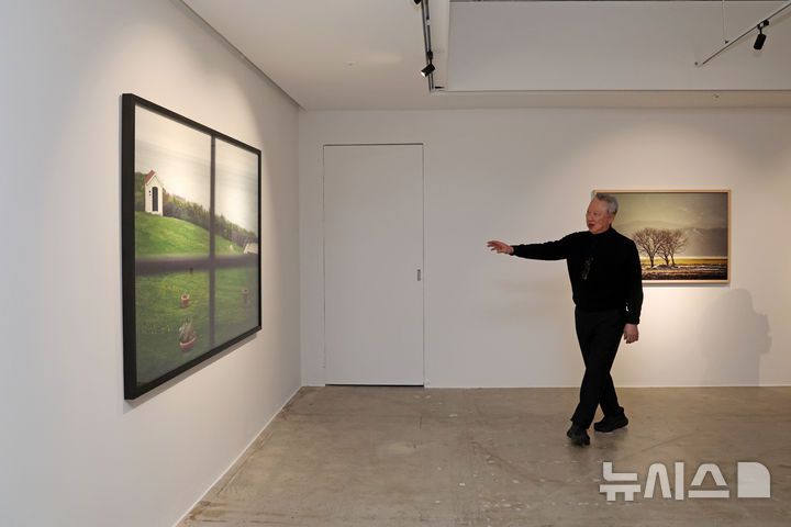 [서울=뉴시스] 박진희 기자 = 박용만(같이 걷는 길 이사장) 사진작가가 15일 서울 중구 피크닉에서 사진전 'HUMAN MOMENT' 기자간담회를 갖고 전시 작품을 소개하고 있다. 2026.01.15. pak7130@newsis.com