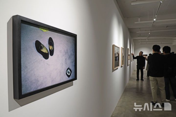 [서울=뉴시스] 박진희 기자 = 박용만(같이 걷는 길 이사장) 사진작가가 15일 서울 중구 피크닉에서 사진전 'HUMAN MOMENT' 기자간담회를 갖고 전시 작품을 소개하고 있다. 2026.01.15. pak7130@newsis.com