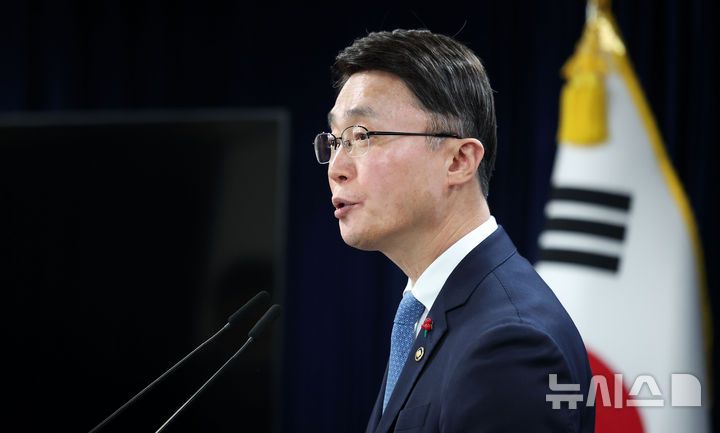 [서울=뉴시스] 김선웅 기자 = 류제명 과학기술정보통신부 2차관이 15일 서울 종로구 정부서울청사에서 독자 AI 파운데이션 모델 프로젝트 1차 단계평가 결과를 브리핑하고 있다. 2026.01.15. mangusta@newsis.com