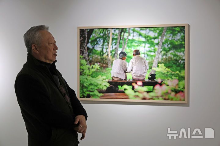 [서울=뉴시스] 박진희 기자 = 박용만(같이 걷는 길 이사장) 사진작가가 15일 서울 중구 피크닉에서 사진전 'HUMAN MOMENT' 기자간담회를 갖고 전시 작품을 소개하고 있다. 2026.01.15. pak7130@newsis.com