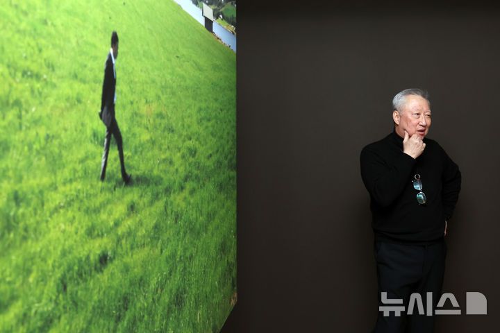 [서울=뉴시스] 박진희 기자 = 박용만(같이 걷는 길 이사장) 사진작가가 15일 서울 중구 피크닉에서 사진전 'HUMAN MOMENT' 기자간담회를 갖고 전시 작품을 소개하고 있다. 2026.01.15. pak7130@newsis.com