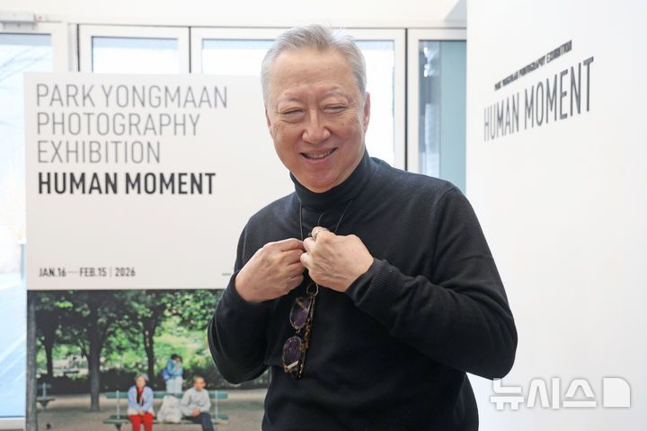 [서울=뉴시스] 박진희 기자 = 박용만(같이 걷는 길 이사장) 사진작가가 15일 서울 중구 피크닉에서 사진전 'HUMAN MOMENT' 기자간담회를 갖고 전시 작품을 소개하고 있다. 2026.01.15. pak7130@newsis.com