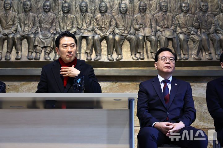 [서울=뉴시스] 김명년 기자 = 장동혁 국민의힘 대표가 15일 오후 서울 여의도 국회에서 '민주당의 공천 뇌물·통일교 게이트 특검 수용'을 촉구하며 단식농성하고 있다. 2026.01.15. kmn@newsis.com