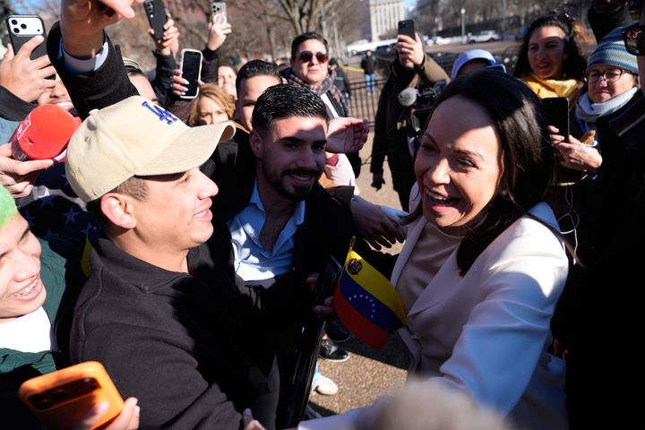 [워싱턴=AP/뉴시스] 지난해 노벨평화상 수상자인 베네수엘라 야권 지도자 마리아 코리나 마차도가 15일(현지 시간) 백악관에서 도널드 트럼프 미국 대통령과 회동 후 백악관 주변에 모인 지지자들과 인사를 나누고 있다. 마차도는 트럼프 대통령에게 노벨평화상 메달을 선물했다고 전했다. 2026.01.16.