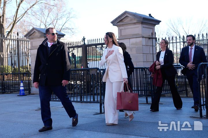 [워싱턴=AP/뉴시스] 지난해 노벨평화상 수상자인 베네수엘라 야권 지도자 마리아 코리나 마차도가 15일(현지 시간) 백악관에서 도널드 트럼프 미국 대통령과 회동 후 백악관을 나서며 지지자들에게 인사하고 있다. 마차도는 트럼프 대통령에게 노벨평화상 메달을 선물했다고 전했다. 2026.01.16.