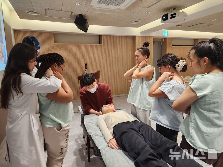 [서울=뉴시스] '2026 자생메디컬아카데미 겨울 인턴십 프로그램'에 참여한 학생들이 한의통합치료를 체험하는 모습. (사진= 자생한방병원 제공)
