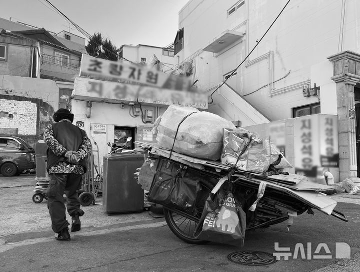[부산=뉴시스] 이아름 기자 = 11일 오후 부산 동구의 한 고물상 앞에 박보은(78)씨가 주운 폐지가 담긴 리어카가 세워져 있다. 2026.01.11. aha@newsis.com