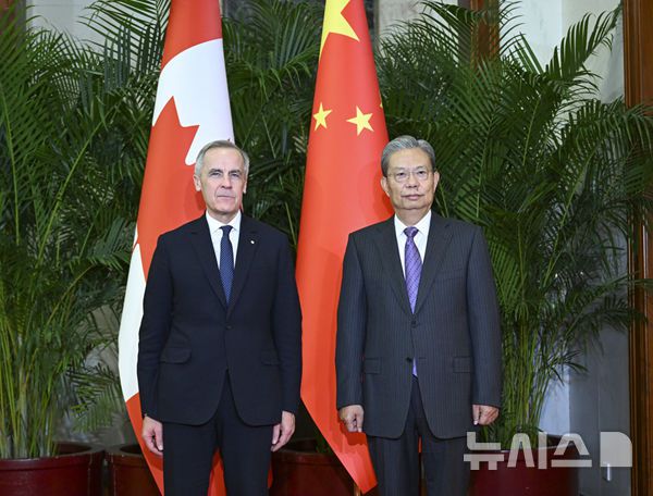 [베이징=뉴시스] 자오러지 전국인민대표대회(전인대) 상무위원장이 15일 베이징에서 마크 카니 캐나다 총리와 만나 기념촬영을 하고 있다.(사진=중국 외교부 홈페이지 갈무리) 2026.01.16 photo@newsis.com