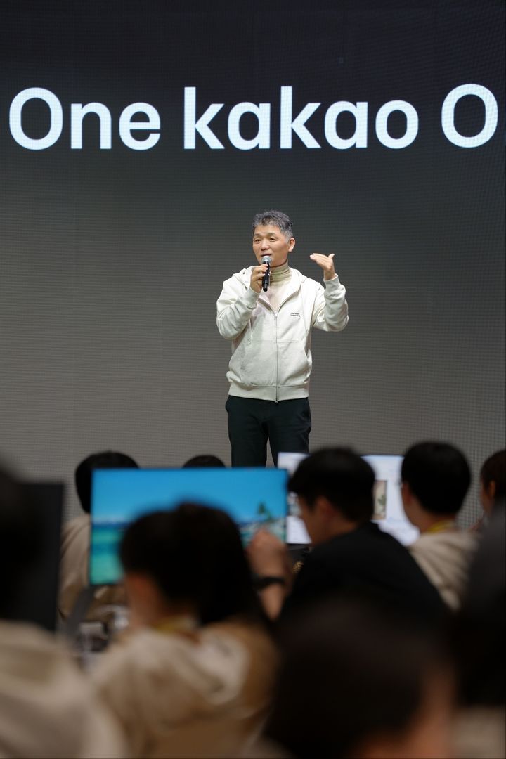 [서울=뉴시스] 16일 카카오에 따르면 김범수 카카오 미래이니셔티브센터장은 전날 경기 용인시 카카오 AI캠퍼스에서 진행 중인 2026년 그룹 신입 공채 교육 현장을 찾았다. (사진=카카오 제공) *재판매 및 DB 금지