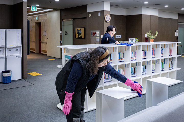 [서울=뉴시스] 한국장애인개발원 환경보조업무로 근무 중인 최진실(뒤쪽), 문설화(앞쪽)씨가 근무하는 모습 (사진=한국장애인개발원 제공) 2026.01.16. photo@newsis.com *재판매 및 DB 금지