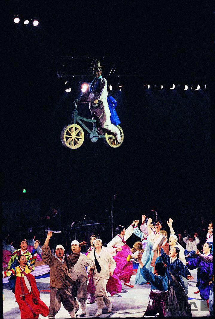 [서울=뉴시스]2000년 극단 미추의 홍길동전 공연. 홍길동 역을 맡은 배우 김성녀가 열연하고 있다. (사진=국립극장 제공)