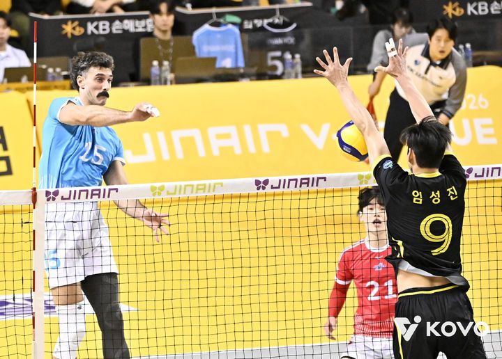 [서울=뉴시스] 남자 프로배구 대한항공 러셀이 16일 경기 의정부 경민대체육관에서 열린 진에어 2025~2026 V-리그 남자부 4라운드 KB손해보험과의 경기에서 공격을 시도하고 있다. (사진=KOVO 제공) 2026.01.16.